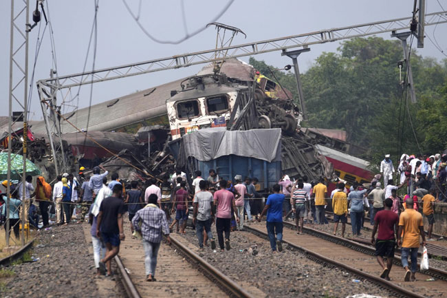 Odisha Train Tragedy: కోరమాండల్‌ ఎక్స్‌ప్రెస్‌ ట్రాక్‌ మారడం వల్లే.. రైల్వే శాఖ ప్రాథమిక నివేదిక | coromandel express went on wrong track minutes before accident say officials