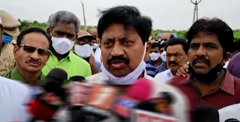 విప్‌ ఉదయభానును అడ్డుకున్న పోలీసులు
