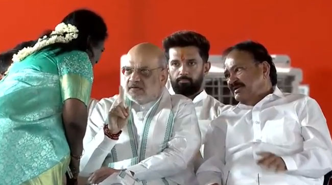 చంద్రబాబు ప్రమాణస్వీకారం వేళ.. అమిత్‌ షా, తమిళిసై చర్చించుకుంటున్న వీడియో వైరల్‌