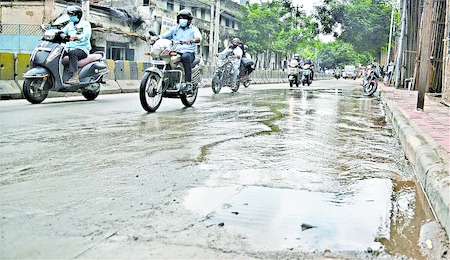 ఏటా మునక.. ఏలినవారు కనక