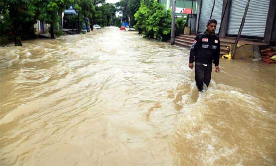 IN PICS: వరద నీటితో వరంగల్‌ అతలాకుతలం