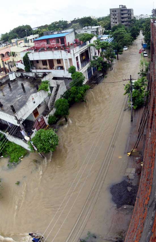 IN PICS: వరద నీటితో వరంగల్‌ అతలాకుతలం