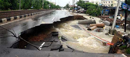 IN PICS: వరద నీటితో వరంగల్‌ అతలాకుతలం