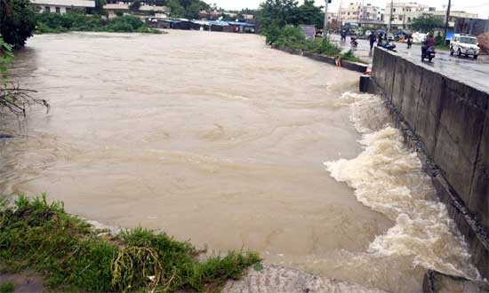 IN PICS: వరద నీటితో వరంగల్‌ అతలాకుతలం