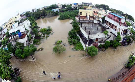 IN PICS: వరద నీటితో వరంగల్‌ అతలాకుతలం