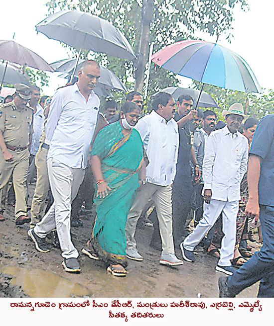 కాలినడకన సాగుతూ.. భరోసా ఇస్తూ..