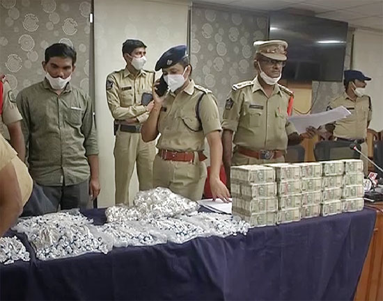 విశాఖలో హవాలా నగదు కలకలం