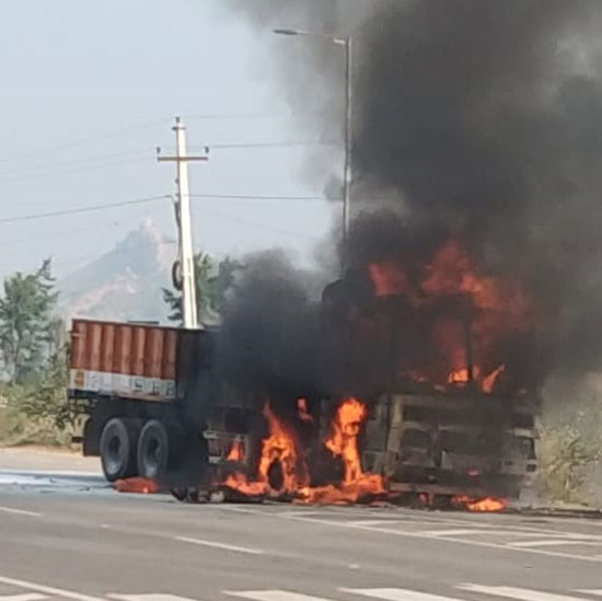 పెట్రోలు లీకై మంటలు..ఇద్దరు సజీవ దహనం