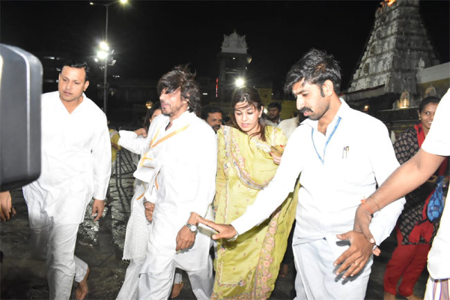 Shah Rukh Khan: తిరుమల శ్రీవారిని దర్శించుకున్న షారుఖ్‌ ఖాన్‌ | bollywood  actor shahrukh khan visited tirumala srivari temple