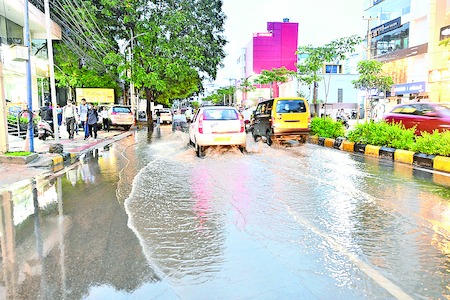 ఏటా మునక.. ఏలినవారు కనక