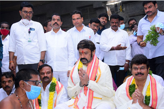 Balakrishna: యాదాద్రి ఆలయంలో &#39;అఖండ&#39; టీమ్‌ ప్రత్యేక పూజలు - telugu news  akhanda team visits yadadri temple