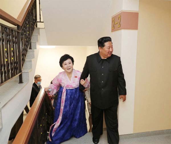 Kim Jong Un న్యూస్‌ రీడర్‌కు కిమ్‌ అదిరిపోయే గిఫ్ట్‌ అదేంటో తెలుసా