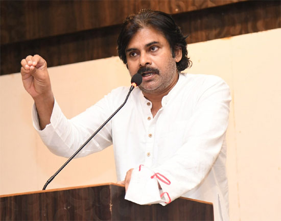 చిరు రాజకీయాల్లో ఉంటే మరోలా ఉండేది:పవన్‌