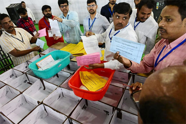 Telangana Election Results: పోస్టల్‌ బ్యాలెట్లలో పలు చోట్ల కాంగ్రెస్ ...