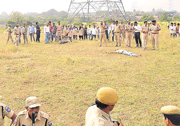 ఎన్కౌంటర్లో నేరం ఎవరిది?