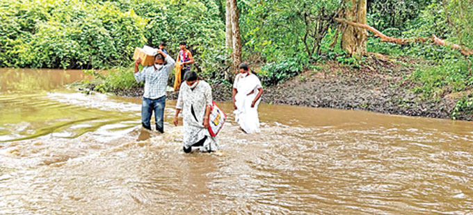 వాగు పొంగినా.. విధుల్లో ముందుకే - Vimarsana News