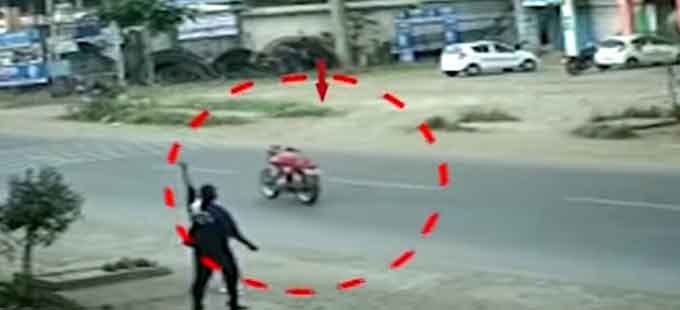 Viral video: మహారాష్ట్రలో వింత ఘటన.. డ్రైవర్‌ లేకుండానే దూసుకెళ్లిన బైక్‌ - Vimarsana News