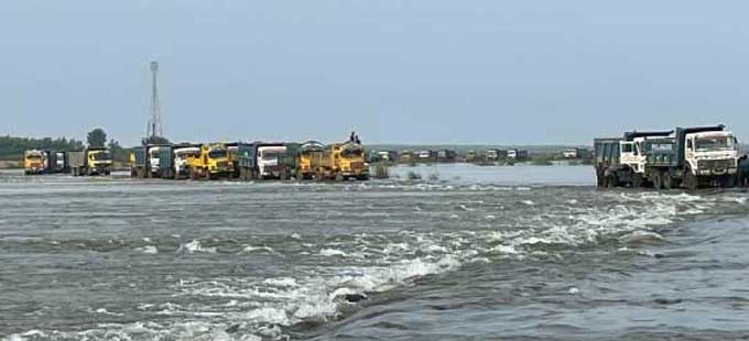 AP News: కృష్ణా నదిలో చిక్కుకున్న లారీలు.. ఎట్టకేలకు బయటకు తీసిన అధికారులు - Vimarsana News