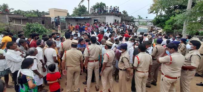 Khammam: ఖమ్మంలో ఉద్రిక్తత.. ఆర్‌ఎంపీ వైద్యుడి ఇంటిపై దాడి - Vimarsana News