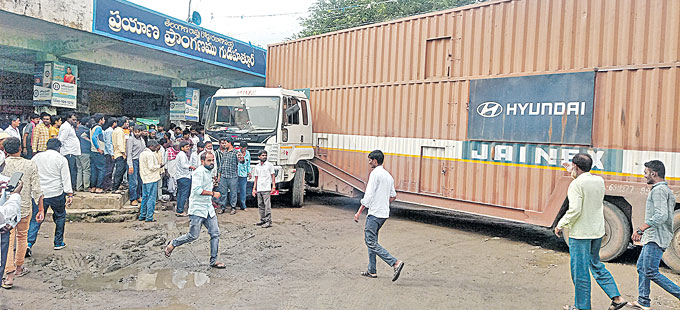 బస్టాండ్‌లోకి దూసుకెళ్లిన కంటైనర్‌ - Vimarsana News