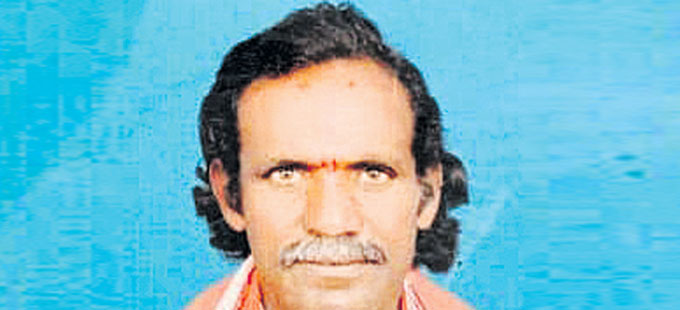 కొండ పైనుంచి పడి పూజారి మృతి - Vimarsana News