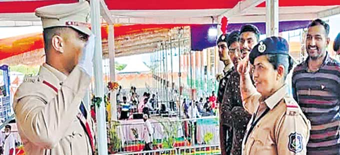 Gujarat: కుమారుడు డీఎస్పీ.. తల్లి ఏఎస్‌ఐ - Vimarsana News