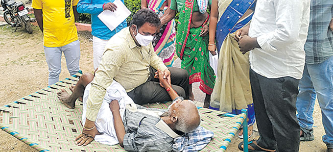 పాస్‌పుస్తకం కోసం నిరీక్షణ..  మంచంతో వచ్చి నిరసన! - Vimarsana News