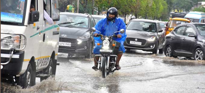 Ghmc భారీ వర్షం కురిసే అవకాశం అవసరమైతే తప్ప బయటకు రావొద్దు జీహెచ్ఎంసీ Hevy Rain In