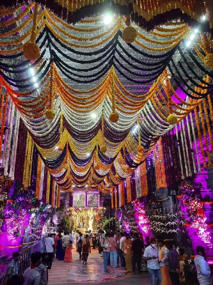   శ్రీకాళహస్తి ఆలయంలో పూలతో సుందరంగా అలంకరించిన దృశ్యం