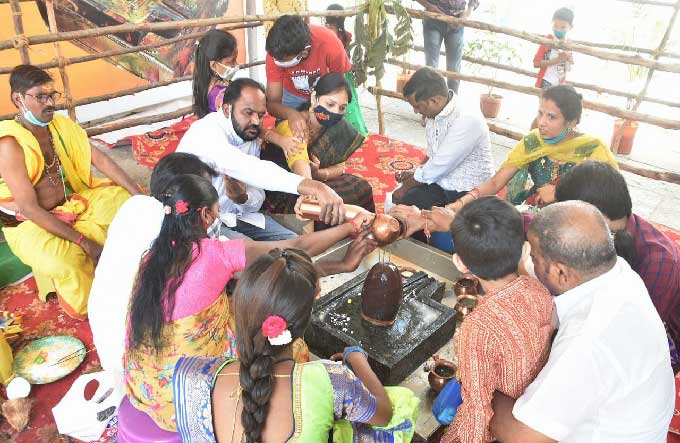   హైదరాబాద్‌ : అత్తాపూర్ శివాలయంలో లింగానికి అభిషేకం చేస్తున్న భక్తులు