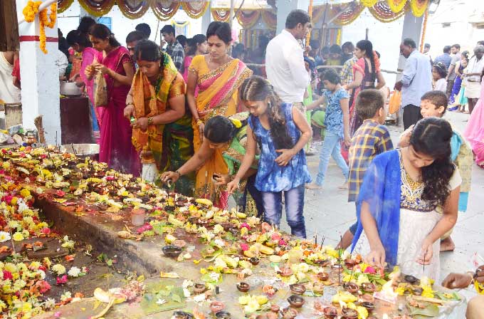 హైదరాబాద్‌ : ఆస్బెస్టాస్‌ కాలనీలోని దేవాలయంలో ప్రమిదలు వెలిగిస్తున్న మహిళలు	