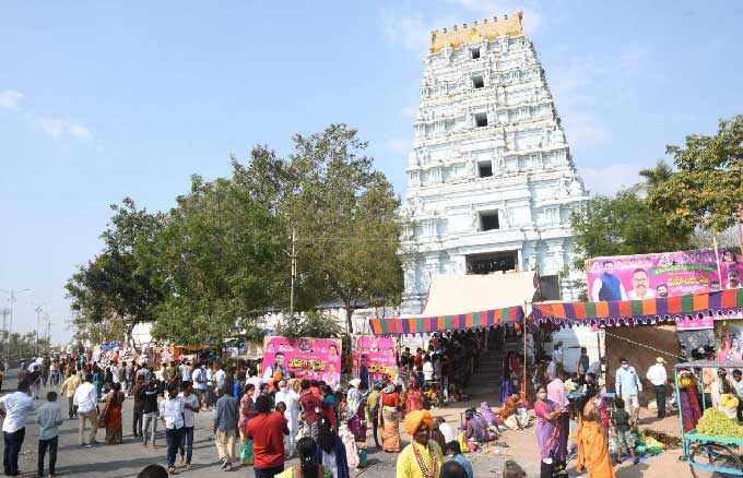 నిజామాబాద్‌ : ఆధ్యాత్మిక శోభను సంతరించుకున్న నీలకంఠేశ్వరస్వామి ఆలయం	