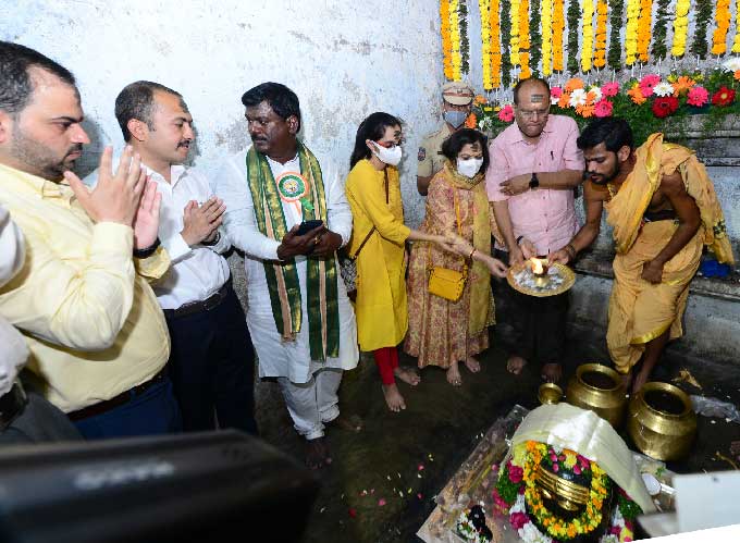 నల్గొండ : శివాలయంలో పూజలు చేస్తున్న సీఎస్‌ సోమేశ్‌కుమార్‌	
