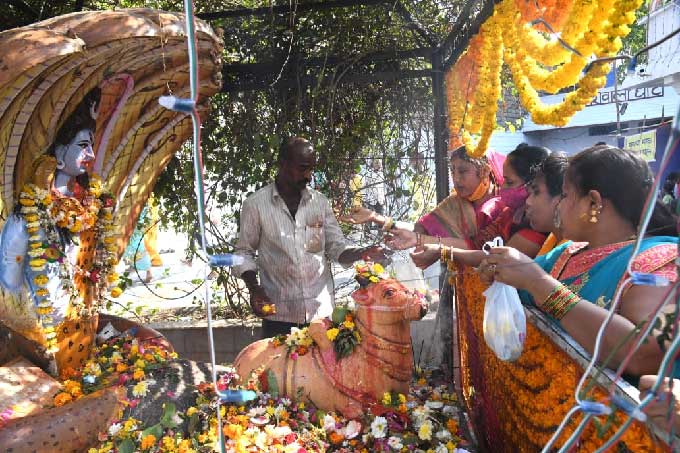 హైదరాబాద్‌ : పురానాపూల్ శివాలయం వద్ద పూజలు చేస్తున్న భక్తులు	