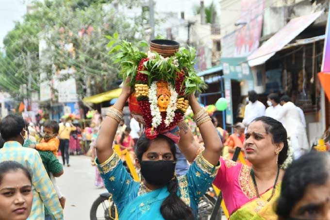 హైదరాబాద్‌ : పాతబస్తీ లాల్‌దర్వాజా సింహవాహిని అమ్మవారికి సమర్పించేందుకు బోనం తీసుకొస్తున్న మహిళ