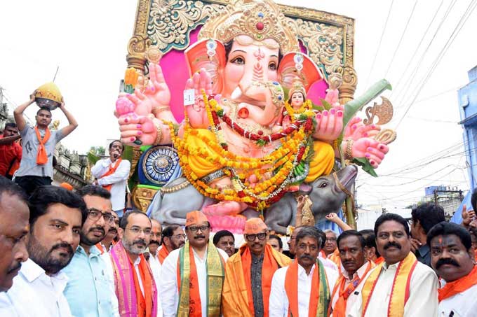 కర్నూలు : వినాయక నిమజ్జన ఊరేగింపులో పాల్గొన్న ఎంపీ సంజీవ్కుమార్, ఎమ్మెల్యేలు కాటసాని రాంభూపాల్రెడ్డి, హఫీజ్ఖాన్, భాజపా నేత టీజీ వెంకటేశ్ తదితరులు