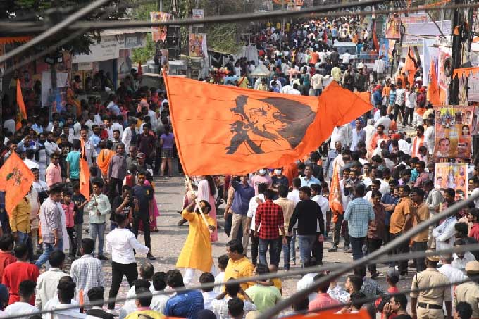  హైదరాబాద్‌ : ధూల్‌పేట నుంచి ప్రారంభమైన శ్రీరామ శోభాయాత్రలో పాల్గొన్న భక్తజనం