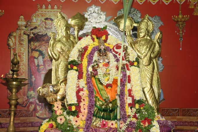  ఇంద్రకీలాద్రిపై దసరా ఉత్సవాల్లో భాగంగా లలితా త్రిపుర సుందరి దేవి అలంకారంలో దుర్గమ్మ భక్తులకు దర్శనమిస్తోంది