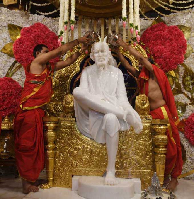దిల్‌సుఖ్‌నగర్‌ సాయిబాబా ఆలయంలో అభిషేకం చేస్తున్న అర్చకులు
