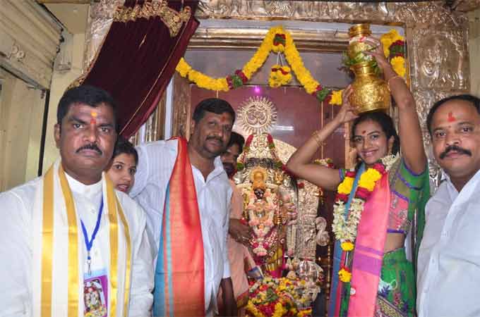 సింహవాహిని అమ్మవారికి బోనం సమర్పిస్తున్న భారత స్టార్‌ షట్లర్‌ పీవీ సింధు
