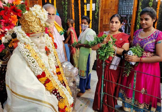  విజయవాడ : ముత్యాలంపాడు షిర్డీ సాయిబాబా ఆలయంలో బారులు తీరిన భక్తులు