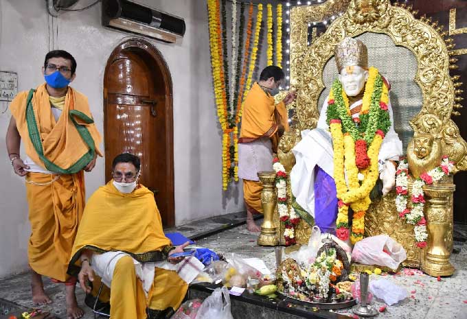  హైదరాబాద్‌ : పంజాగుట్టలోని సాయిబాబా మందిర్‌లో ప్రత్యేక పూజలు