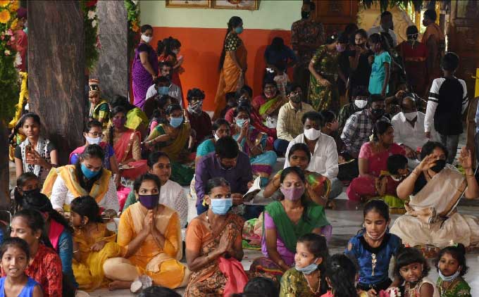  హైదరాబాద్‌ : ఫిలింనగర్‌ సాయిబాబా ఆలయంలో భక్తుల రద్దీ