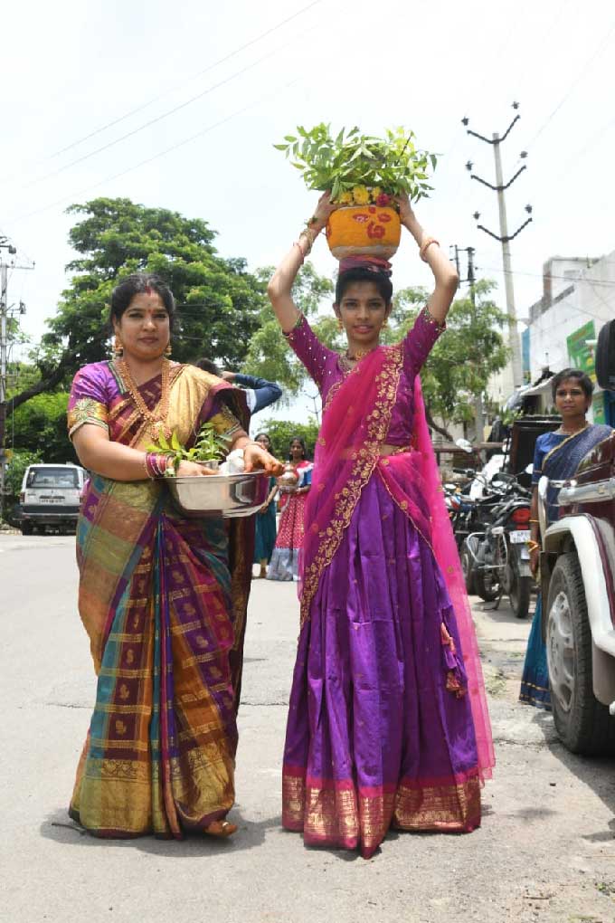 కవాడిగూడ దేవినగర్‌లో బోనాలు తీసుకొస్తున్న భక్తులు