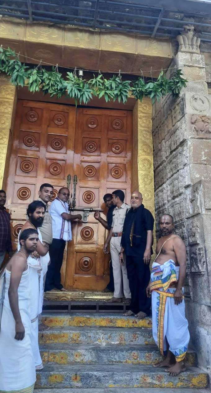 ఖమ్మం : భద్రాచలం రామాలయ తలుపులు మూసివేస్తున్న దృశ్యం