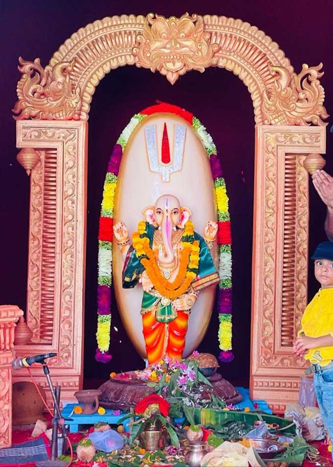 శ్రీకాకుళం జిల్లా ఇచ్చాపురం పురపాలక సంఘ పరిధి గొల్లవీధిలో ఏర్పాటు చేసిన సింహాద్రి అప్పన్న రూప గణపతి