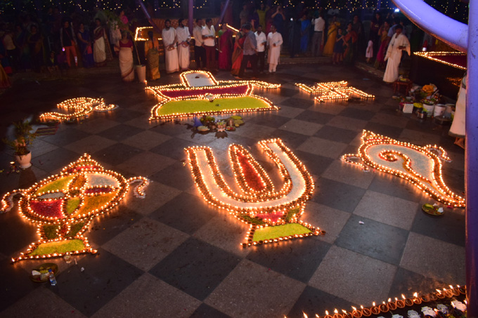 కూకట్‌పల్లిలోని మలేసియన్ టౌన్‌షిప్‌లో నిర్వహిస్తున్న దీపోత్సవం