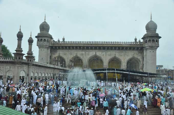 హైదరాబాద్‌: మక్కా మసీదు వద్ద బక్రీద్‌ వేడుకల్లో పాల్గొన్న ముస్లింలు