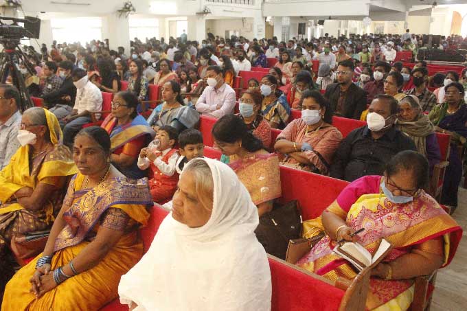 హైదరాబాద్‌: నారాయణగూడలోని బాప్టిస్ట్ చర్చిలో క్రిస్మస్‌ ప్రార్థనలు