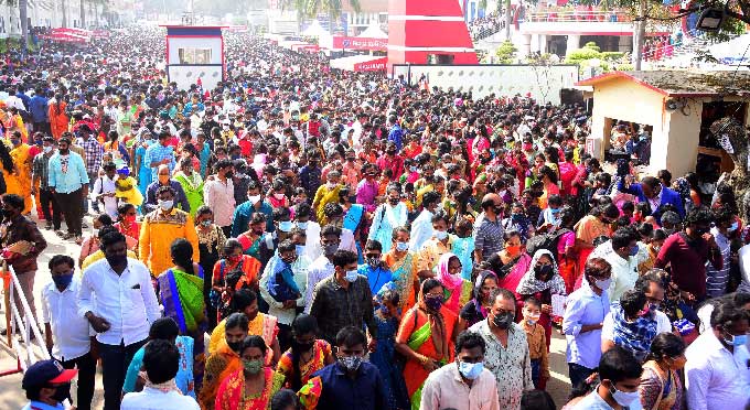 హైదరాబాద్‌: మియాపూర్‌లోని కల్వరి టెంపుల్‌లో భక్తుల సందడి